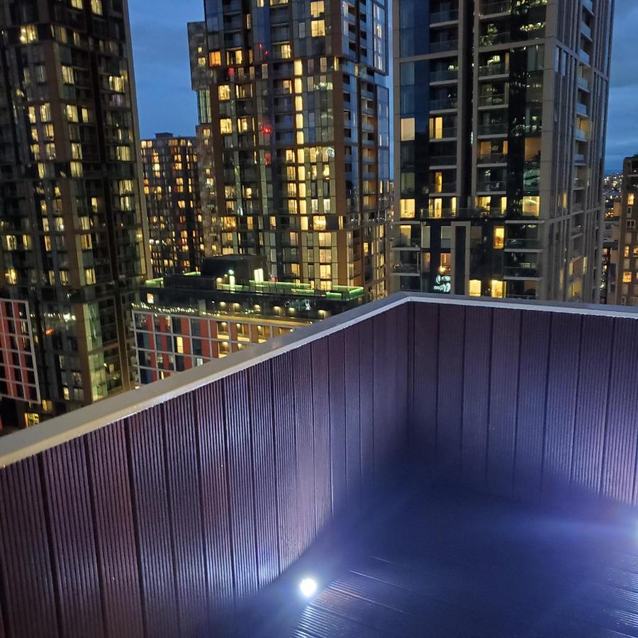 Captivating 2-Bed Apartment In Canary Wharf London Exterior foto